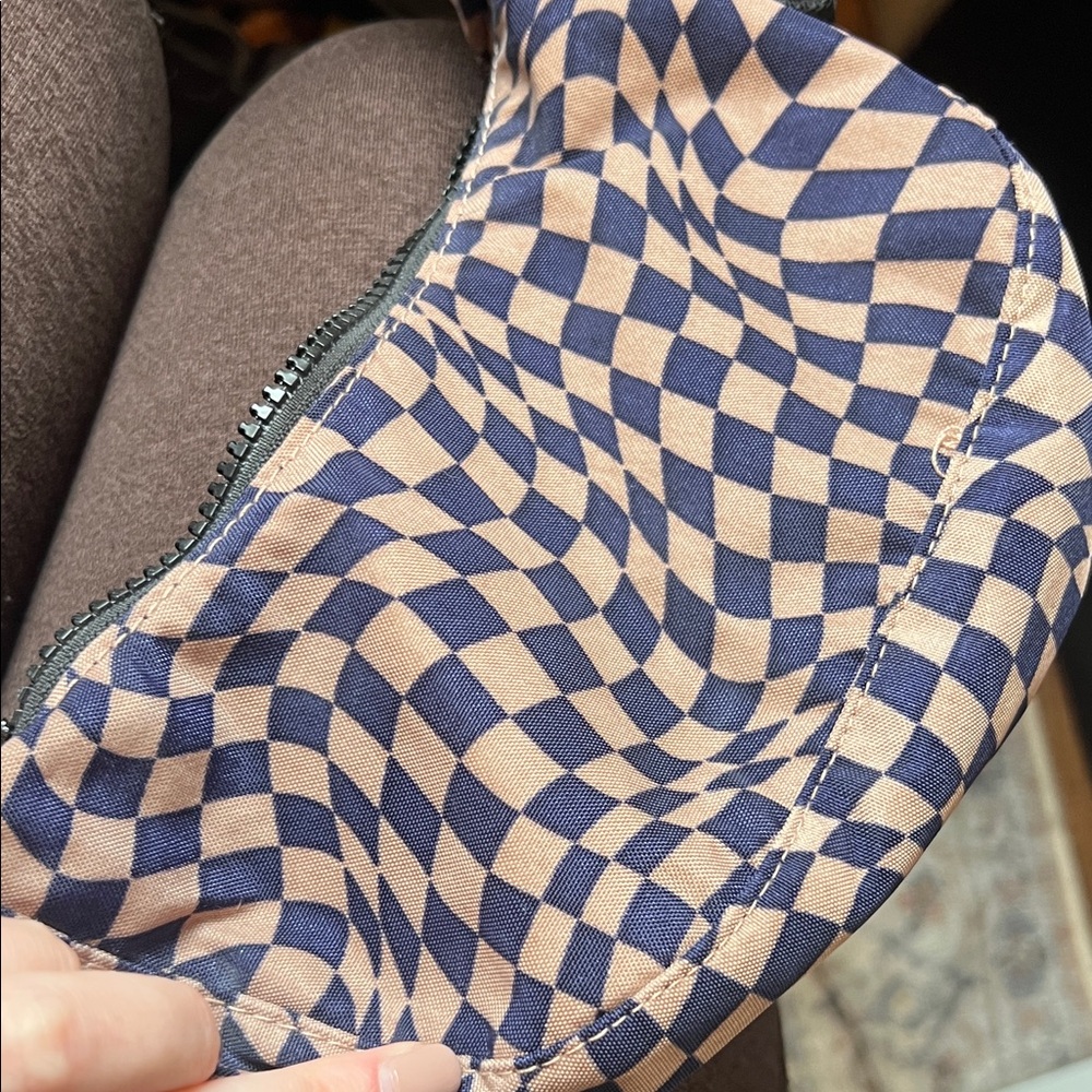 BAGGU TRIPPY mini Checkerboard Crescent Crossbody Bag in Navy & pink NWOT RARE - Picture 3 of 5